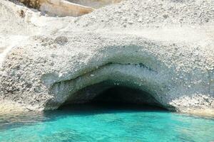 paysage de montagnes rocheuses naturelles de turquie au-dessus de l'eau de mer bleue photo