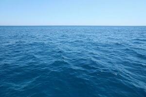 le de face vue Matin ciel avec Profond bleu mer l'eau photo