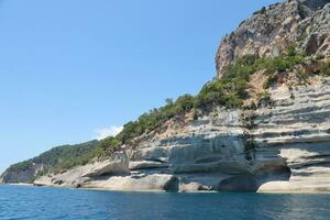 paysage de montagnes rocheuses naturelles de turquie au-dessus de l'eau de mer bleue photo