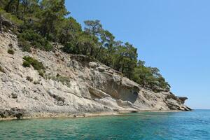 paysage de montagnes rocheuses naturelles de turquie au-dessus de l'eau de mer bleue photo