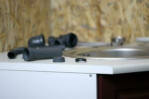 outils et robinet d'eau prêts pour l'installation évier sur le comptoir photo