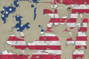 uni États de Amérique drapeau représenté dans peindre couleurs sur vieux obsolète désordonné béton mur fermer. texturé bannière sur rugueux Contexte photo