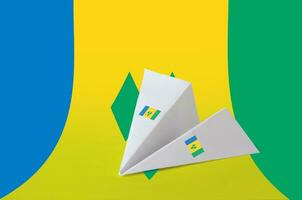 Saint Vincent et le grenadines drapeau représenté sur papier origami avion. Fait main les arts concept photo