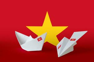 vietnam drapeau représenté sur papier origami avion et bateau. Fait main les arts concept photo