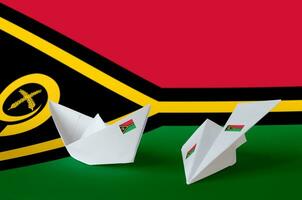 Vanuatu drapeau représenté sur papier origami avion et bateau. Fait main les arts concept photo