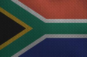 Sud Afrique drapeau représenté dans peindre couleurs sur vieux brossé métal assiette ou mur fermer. texturé bannière sur rugueux Contexte photo