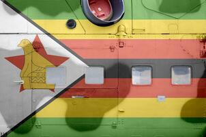 Zimbabwe drapeau représenté sur côté partie de militaire blindé hélicoptère fermer. armée les forces avion conceptuel Contexte photo