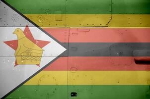 Zimbabwe drapeau représenté sur côté partie de militaire blindé hélicoptère fermer. armée les forces avion conceptuel Contexte photo