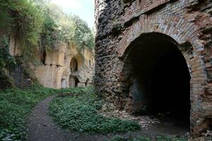 Rivne, Ukraine - septembre 16, 2023 ruines de le tarakaniv fort ou dubno fort Nouveau château. la défense architectural monument de le 19e siècle photo