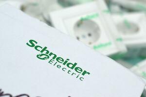 schneider electrics boitier de prises electriques en plastique avec prise norme europeenne. schneider electric est une multinationale européenne fournissant de l'énergie photo