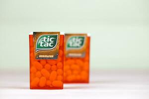 gouttes tic tac au goût d'orange. les tic tacs sont fabriqués par le confiseur italien ferrero et ont été produits pour la première fois en 1968 photo