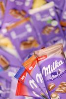 kharkov, ukraine - 8 décembre 2020 de nombreux emballages de chocolat milka violet. milka est une marque suisse de confiserie chocolatée fabriquée par la société mondelez international photo