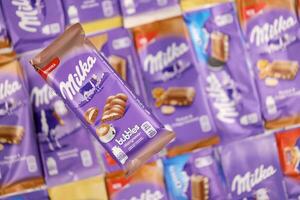kharkov, ukraine - 8 décembre 2020 de nombreux emballages de chocolat milka violet. milka est une marque suisse de confiserie chocolatée fabriquée par la société mondelez international photo