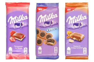 kharkov, ukraine - 8 décembre 2020 barres de chocolat milka violet sur blanc. milka est une marque suisse de confiserie chocolatée fabriquée à l'international par la société mondelez international photo