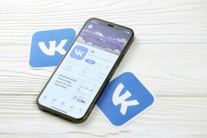Kharkov, Ukraine - Mars 5, 2021 vk icône et application de app boutique sur iphone 12 pro afficher écran sur blanc table photo