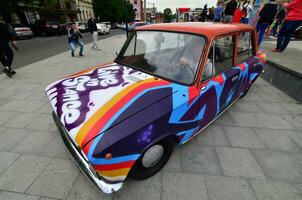 kharkov, ukraine - 27 mai 2017 festival d'art de rue. une voiture qui a été peinte par des maîtres du street art pendant le festival. le fruit du travail de plusieurs graffeurs. aérographie originale photo