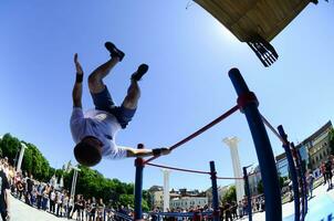 kharkiv, ukraine - 27 mai 2018 spectacle d'entraînement de rue lors du festival annuel des cultures de rue photo