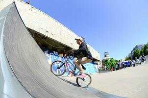 kharkiv, ukraine - 27 mai 2018 coureurs de bmx freestyle dans un skatepark pendant le festival annuel des cultures de rue photo