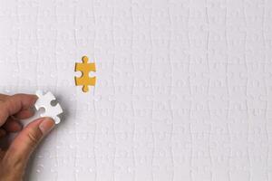 haute vue de une homme d'affaire scie sauteuse puzzles sur une Jaune background.business stratégie concept photo