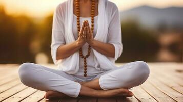 surgir anonyme femelle dans blanc chemisier pratiquant yoga avec solennellement en plein air. génératif ai photo