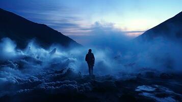 touristes, Montagne grimpeurs, supporter comme le des nuages entrer le vallée. photo