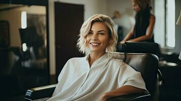 beauté salon, femelle coiffeur Faire coiffure pour Jeune femme, brunette modèle dans cheveux salon photo