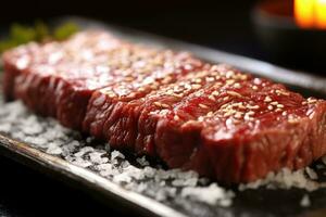 Japonais du boeuf sur afficher, fermer de vieilli à sec et grillé wagyu du boeuf steak sur une rustique en bois Coupe planche. photo