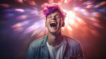 fermer photo de une Beau aux cheveux multicolores homme souriant largement, montrant de le sien parfait dents. Express votre émotions dans une vivement allumé pièce le concept de gens et bonheur