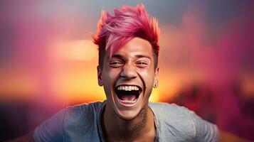 fermer photo de une Beau aux cheveux multicolores homme souriant largement, montrant de le sien parfait dents. Express votre émotions dans une vivement allumé pièce le concept de gens et bonheur