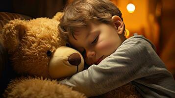 une mignonne peu garçon câlins une gros doux nounours ours. photo