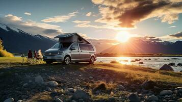famille camping voiture aller sur vacances dans une caravane, garé suivant à le rivière, avec le montagnes derrière le le coucher du soleil. photo