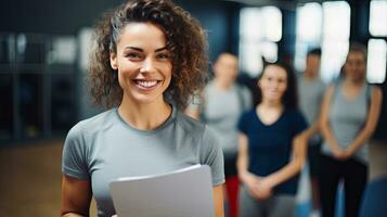 femelle physique éducation prof détient une souriant Gym dossier derrière sa pour élèves à exercer. photo