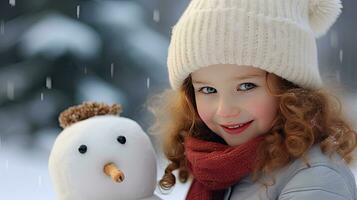 souriant Jeune femme avec bonhomme de neige sur blanc Noël dans hiver neige photo