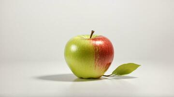 Frais Pomme avec vert feuilles isolé dans blanc Contexte photo