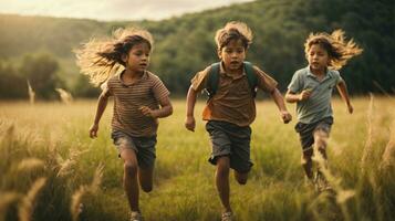 photo enfant ciselure chaque autre sur vert champ