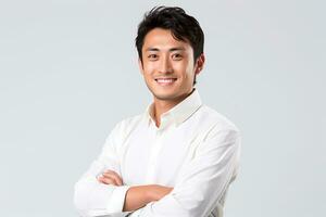une Jeune Japonais Beau homme dans blanc chemise posant sur blanc Contexte génératif ai photo