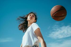 mignonne Japonais femme basketball joueur en jouant sur tribunal génératif ai photo