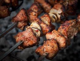 viande shish kebab sur le gril. pique-nique barbecue extérieur traditionnel. barbecue de viande grillée photo