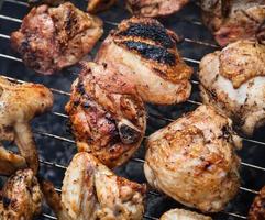 poulet à griller. barbecue de viande grillée photo