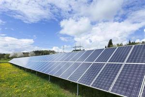 centrale solaire sur la prairie fleurie de printemps photo