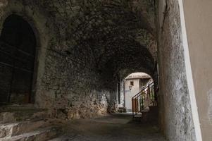 architecture d'aperçus des ruelles étroites de la ville de papigno photo