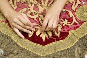 restauration de tapisseries au fil d'or, dans un atelier au portugal photo