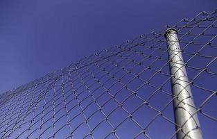 clôture métallique avec ciel bleu
