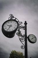 vieille horloge dans une ville photo