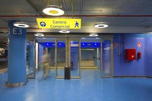 Éclairage et signalisation lumineuse dans un parking souterrain d'un centre commercial, Espagne photo