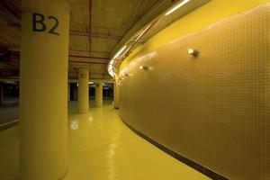 Éclairage et signalisation lumineuse dans un parking souterrain d'un centre commercial, Espagne photo