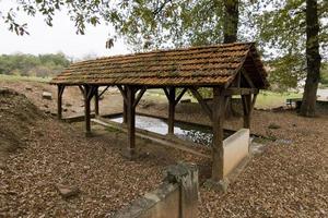 lavoir rural en automne photo