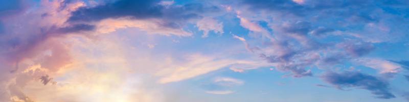 ciel panoramique dramatique avec des nuages au lever et au coucher du soleil photo