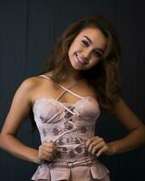 une magnifique Jeune femme dans une rose corset posant pour le caméra génératif ai photo