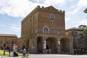 musée sur la place de la cathédrale d'orvieto, italie, 2020 photo